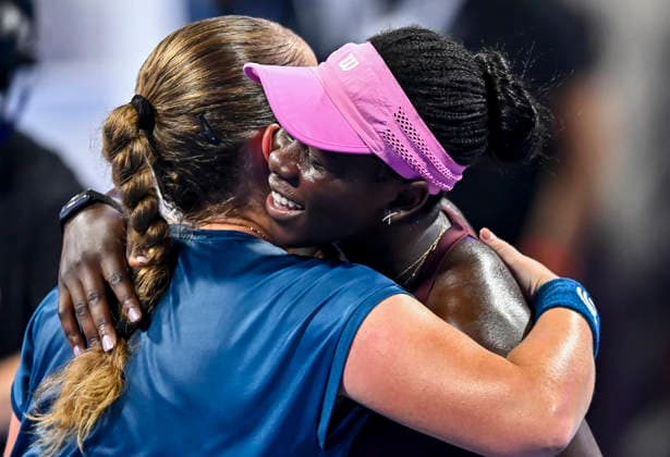 WTA, Tennis Damen QATAR OPEN 2026-SEMIFINAL Victoria Mboko (R) of Canada embraces Jelena Ostapenko of Latvia after his victory in the women s singles semifinal match between Jelena Ostapenko of Latvia and Victoria Mboko of Canada during the WTA Qatar TotalEnergies Open 2026 tennis tournament at the Khalifa International Tennis Complex in Doha, Qatar, on February 13, 2026. ¨ DOHA Qatar Copyright: xNOUSHADx