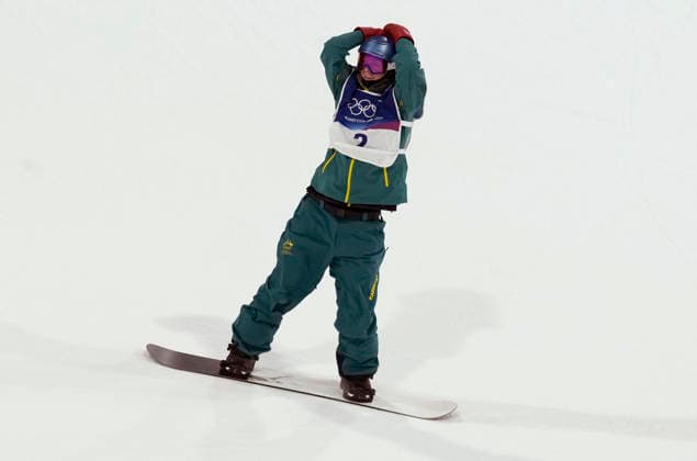 Scotty James of Australia reacts after falling on his final run in the Men s Snowboard Halfpipe Finals at the Milano Cortina 2026 Winter Olympic Games, Olympische Spiele, Olympia, OS in Livigno, Italy, on Friday, February 13, 2026. James won the silver medal, Yuko Totsuka of Japan won the gold medal and .Ryusei Yamada of Japan won the bronze.  OLY20260213851 BOBxSTRONG
