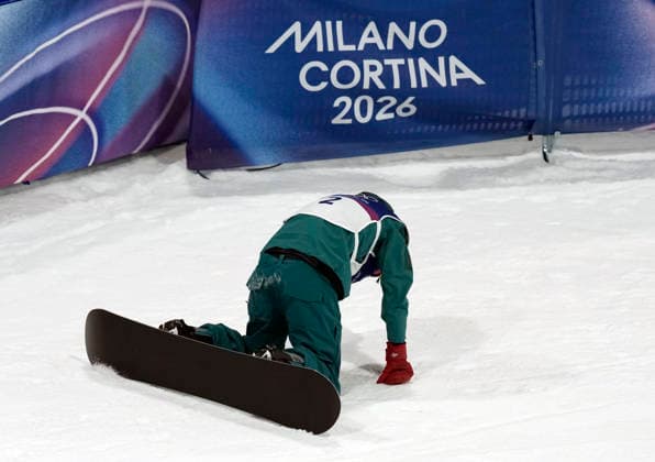 Scotty James of Australia reacts after falling on his final run in the Men s Snowboard Halfpipe Finals at the Milano Cortina 2026 Winter Olympic Games, Olympische Spiele, Olympia, OS in Livigno, Italy, on Friday, February 13, 2026. James won the silver medal, Yuko Totsuka of Japan won the gold medal and .Ryusei Yamada of Japan won the bronze.  OLY20260213852 BOBxSTRONG
