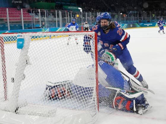 United States Hannah Bilka (23) scores a goal on Italy s Gabriella Durante (1) in the second period of the Women s Playoff Quarterfinal game between Italy and the USA at the Milano Rho Ice hockey, Eishockey Arena in Milan, Italy, on Friday, February 13, 2026.  OLY202602138627 AARONxJOSEFCZYK