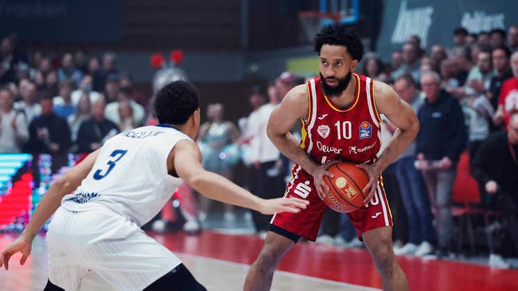 In the picture from left Kevin McClain MLP Academics Heidelberg, 3 against Davion Mintz Wuerzburg Baskets, 10 13 02 2026, Fitness First Wuerzburg Baskets vs MLP Academics Heidelberg, easyCredit BBL, Matchday 20, Germany, 97072, tectake Arena Wuerzburg, Copyright: HMBxMedia xJulienxBecker