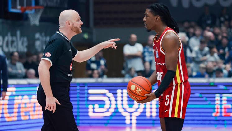 In the picture from left referee Benjamin Barth and Marcus Carr Wuerzburg Baskets, 5 discussing a game scene 13 02 2026, Fitness First Wuerzburg Baskets vs MLP Academics Heidelberg, easyCredit BBL, Matchday 20, Germany, 97072, tectake Arena Wuerzburg, Copyright: HMBxMedia xJulienxBecker