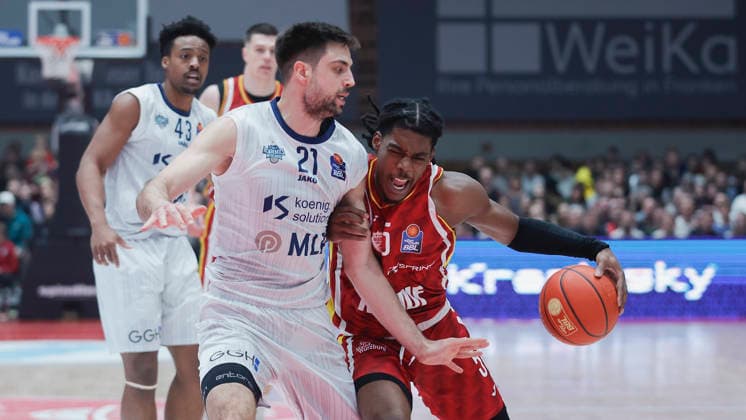 In the picture from left Mateo Seric MLP Academics Heidelberg, 21 against Marcus Carr Wuerzburg Baskets, 5 13 02 2026, Fitness First Wuerzburg Baskets vs MLP Academics Heidelberg, easyCredit BBL, Matchday 20, Germany, 97072, tectake Arena Wuerzburg, Copyright: HMBxMedia xJulienxBecker