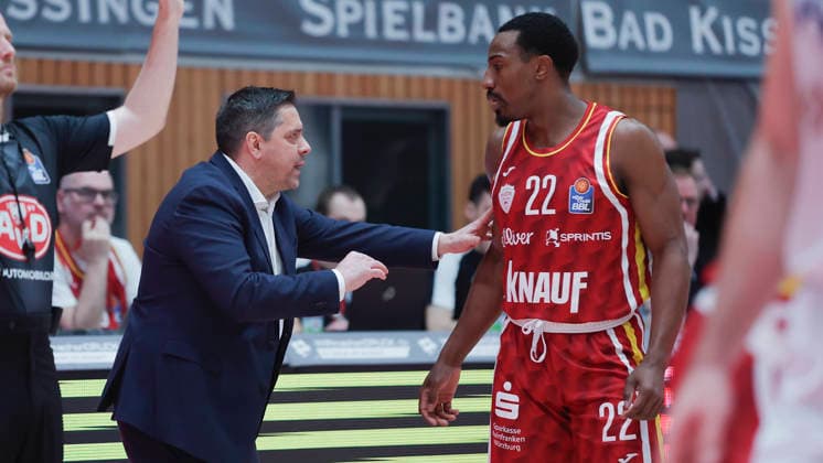 In the picture from left Head Coach Sasa Filipovski Wuerzburg Baskets and Johnathan Stove Wuerzburg Baskets, 22 discuss 13 02 2026, Fitness First Wuerzburg Baskets vs MLP Academics Heidelberg, easyCredit BBL, Matchday 20, Germany, 97072, tectake Arena Wuerzburg, Copyright: HMBxMedia xJulienxBecker