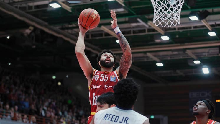 In the picture from left David Muenkat Wuerzburg Baskets, 55 and next to him Charles Thompson Wuerzburg Baskets, 32 13 02 2026, Fitness First Wuerzburg Baskets vs MLP Academics Heidelberg, easyCredit BBL, Matchday 20, Germany, 97072, tectake Arena Wuerzburg, Copyright: HMBxMedia xJulienxBecker