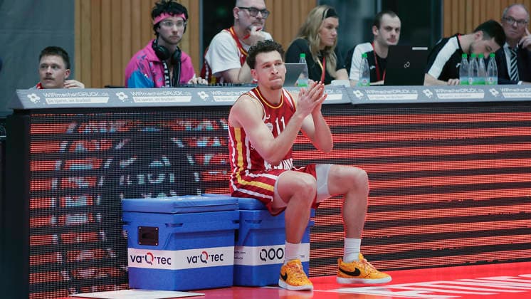 In the picture Brae Ivey Wuerzburg Baskets, 11 cheers on his teammates 13 02 2026, Fitness First Wuerzburg Baskets vs MLP Academics Heidelberg, easyCredit BBL, Matchday 20, Germany, 97072, tectake Arena Wuerzburg, Copyright: HMBxMedia xJulienxBecker