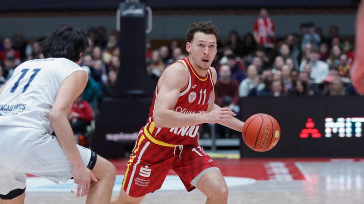 In the picture from left Erol Ersek MLP Academics Heidelberg, 11 against Brae Ivey Wuerzburg Baskets, 11 13 02 2026, Fitness First Wuerzburg Baskets vs MLP Academics Heidelberg, easyCredit BBL, Matchday 20, Germany, 97072, tectake Arena Wuerzburg, Copyright: HMBxMedia xJulienxBecker