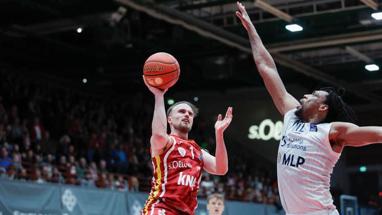 In the picture from left Lukas Herzog Wuerzburg Baskets, 1 against Osun Osunniyi MLP Academics Heidelberg, 12 13 02 2026, Fitness First Wuerzburg Baskets vs MLP Academics Heidelberg, easyCredit BBL, Matchday 20, Germany, 97072, tectake Arena Wuerzburg, Copyright: HMBxMedia xJulienxBecker
