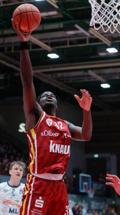 In the picture Charles Thompson Wuerzburg Baskets, 32 with the basketball 13 02 2026, Fitness First Wuerzburg Baskets vs MLP Academics Heidelberg, easyCredit BBL, Matchday 20, Germany, 97072, tectake Arena Wuerzburg, Copyright: HMBxMedia xJulienxBecker