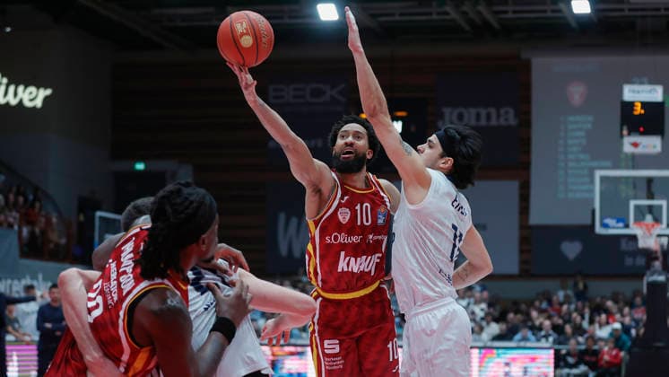 In the picture from left Davion Mintz Wuerzburg Baskets, 10 with the basketball against Erol Ersek MLP Academics Heidelberg, 11 13 02 2026, Fitness First Wuerzburg Baskets vs MLP Academics Heidelberg, easyCredit BBL, Matchday 20, Germany, 97072, tectake Arena Wuerzburg, Copyright: HMBxMedia xJulienxBecker