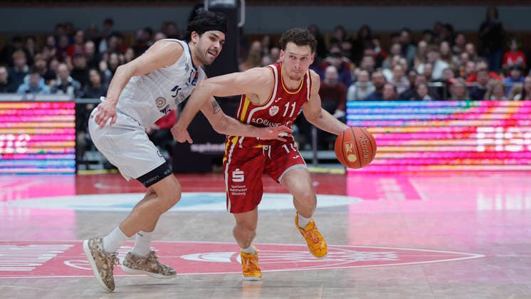 In the picture from left Erol Ersek MLP Academics Heidelberg, 11 against Brae Ivey Wuerzburg Baskets, 11 on the ball 13 02 2026, Fitness First Wuerzburg Baskets vs MLP Academics Heidelberg, easyCredit BBL, Matchday 20, Germany, 97072, tectake Arena Wuerzburg, Copyright: HMBxMedia xJulienxBecker