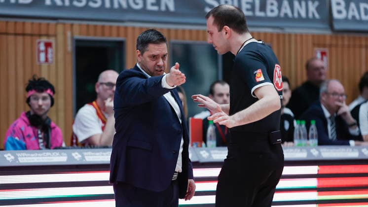 In the picture from left Head Coach Sasa Filipovski Wuerzburg Baskets discusses with referee Armin Mutapcic 13 02 2026, Fitness First Wuerzburg Baskets vs MLP Academics Heidelberg, easyCredit BBL, Matchday 20, Germany, 97072, tectake Arena Wuerzburg, Copyright: HMBxMedia xJulienxBecker
