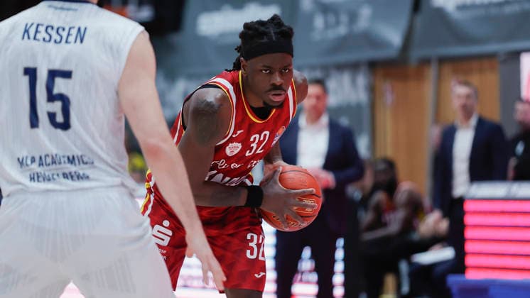 In the picture Charles Thompson Wuerzburg Baskets, 32 on the ball 13 02 2026, Fitness First Wuerzburg Baskets vs MLP Academics Heidelberg, easyCredit BBL, Matchday 20, Germany, 97072, tectake Arena Wuerzburg, Copyright: HMBxMedia xJulienxBecker