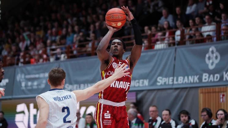 In the picture from left Niklas Wuerzner MLP Academics Heidelberg, 2 against the basket shot of Marcus Carr Wuerzburg Baskets, 5 13 02 2026, Fitness First Wuerzburg Baskets vs MLP Academics Heidelberg, easyCredit BBL, Matchday 20, Germany, 97072, tectake Arena Wuerzburg, Copyright: HMBxMedia xJulienxBecker