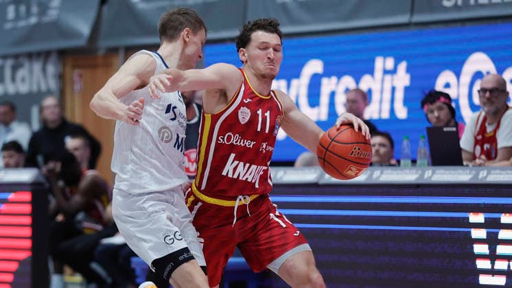 In the picture from left Niklas Wuerzner MLP Academics Heidelberg, 2 against Brae Ivey Wuerzburg Baskets, 11 on the ball 13 02 2026, Fitness First Wuerzburg Baskets vs MLP Academics Heidelberg, easyCredit BBL, Matchday 20, Germany, 97072, tectake Arena Wuerzburg, Copyright: HMBxMedia xJulienxBecker