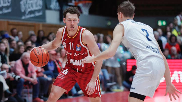 In the picture from left Brae Ivey Wuerzburg Baskets, 11 on the ball against Niklas Wuerzner MLP Academics Heidelberg, 2 13 02 2026, Fitness First Wuerzburg Baskets vs MLP Academics Heidelberg, easyCredit BBL, Matchday 20, Germany, 97072, tectake Arena Wuerzburg, Copyright: HMBxMedia xJulienxBecker