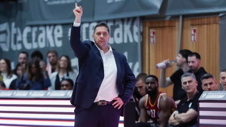 In the picture Head Coach Sasa Filipovski Wuerzburg Baskets with instructions 13 02 2026, Fitness First Wuerzburg Baskets vs MLP Academics Heidelberg, easyCredit BBL, Matchday 20, Germany, 97072, tectake Arena Wuerzburg, Copyright: HMBxMedia xJulienxBecker