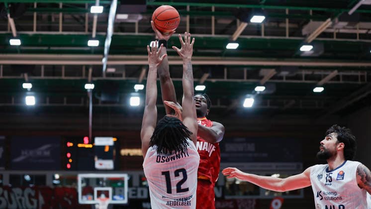 In the picture from left Osun Osunniyi MLP Academics Heidelberg, 12 , Charles Thompson Wuerzburg Baskets, 32 on the ball and Marcel Keßen MLP Academics Heidelberg, 15 13 02 2026, Fitness First Wuerzburg Baskets vs MLP Academics Heidelberg, easyCredit BBL, Matchday 20, Germany, 97072, tectake Arena Wuerzburg, Copyright: HMBxMedia xJulienxBecker