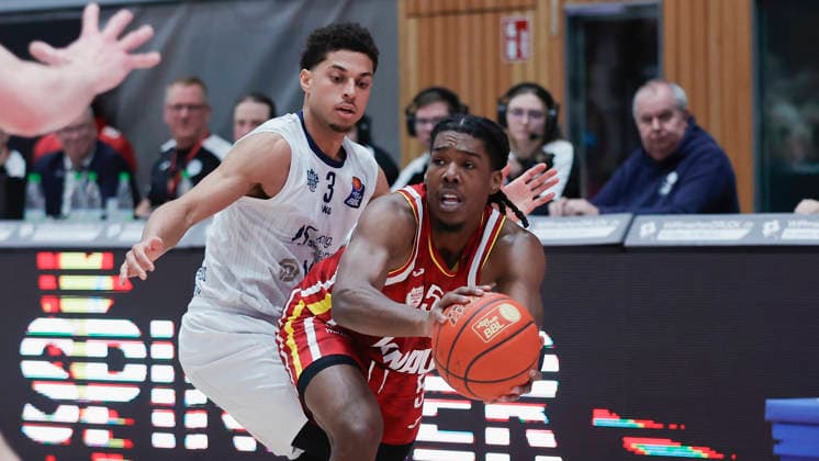 In the picture from left Kevin McClain MLP Academics Heidelberg, 3 against Marcus Carr Wuerzburg Baskets, 5 on the ball 13 02 2026, Fitness First Wuerzburg Baskets vs MLP Academics Heidelberg, easyCredit BBL, Matchday 20, Germany, 97072, tectake Arena Wuerzburg, Copyright: HMBxMedia xJulienxBecker