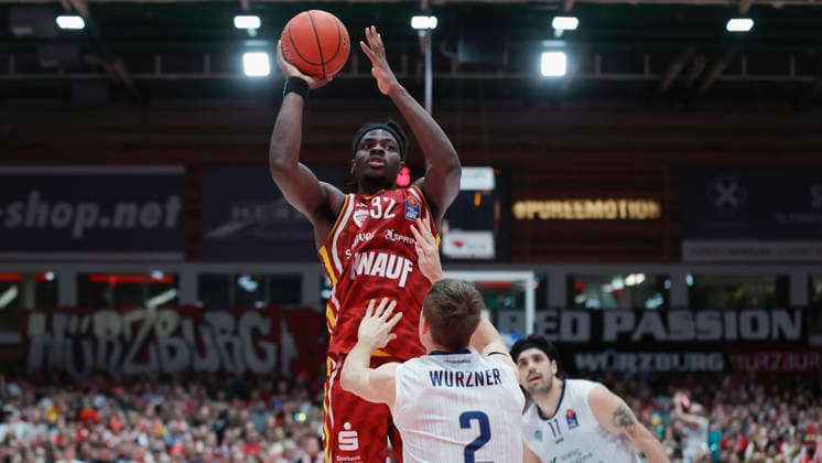 In the picture from left Charles Thompson Wuerzburg Baskets, 32 on the ball against Niklas Wuerzner MLP Academics Heidelberg, 2 13 02 2026, Fitness First Wuerzburg Baskets vs MLP Academics Heidelberg, easyCredit BBL, Matchday 20, Germany, 97072, tectake Arena Wuerzburg, Copyright: HMBxMedia xJulienxBecker