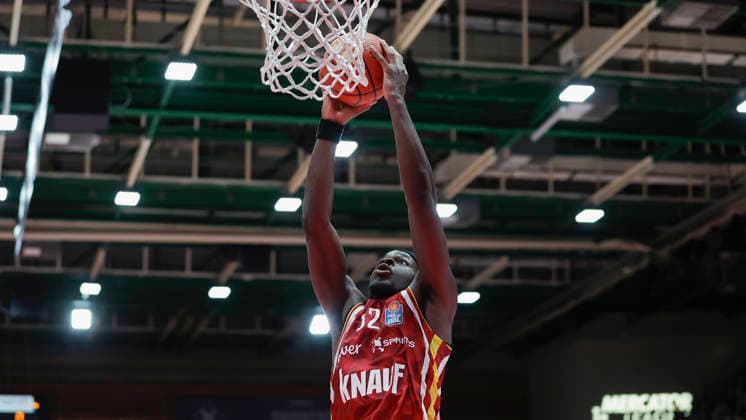 In the picture Charles Thompson Wuerzburg Baskets, 32 with the dunk 13 02 2026, Fitness First Wuerzburg Baskets vs MLP Academics Heidelberg, easyCredit BBL, Matchday 20, Germany, 97072, tectake Arena Wuerzburg, Copyright: HMBxMedia xJulienxBecker