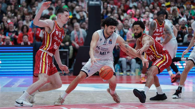 In the picture Christian Skladanowski Wuerzburg Baskets, 19 , left in the picture and Davion Mintz Wuerzburg Baskets, 10 , right in the picture defending Erol Ersek MLP Academics Heidelberg, 11 13 02 2026, Fitness First Wuerzburg Baskets vs MLP Academics Heidelberg, easyCredit BBL, Matchday 20, Germany, 97072, tectake Arena Wuerzburg, Copyright: HMBxMedia xJulienxBecker