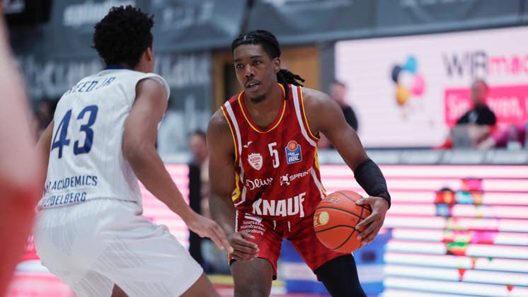 In the picture from left Eric Reed II MLP Academics Heidelberg, 43 against Marcus Carr Wuerzburg Baskets, 5 on the ball 13 02 2026, Fitness First Wuerzburg Baskets vs MLP Academics Heidelberg, easyCredit BBL, Matchday 20, Germany, 97072, tectake Arena Wuerzburg, Copyright: HMBxMedia xJulienxBecker