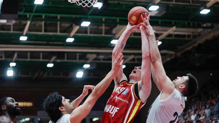 In the picture Erol Ersek MLP Academics Heidelberg, 11 , left in the picture and Mateo Seric MLP Academics Heidelberg, 21 , right in the picture against Christian Skladanowski Wuerzburg Baskets, 19 13 02 2026, Fitness First Wuerzburg Baskets vs MLP Academics Heidelberg, easyCredit BBL, Matchday 20, Germany, 97072, tectake Arena Wuerzburg, Copyright: HMBxMedia xJulienxBecker