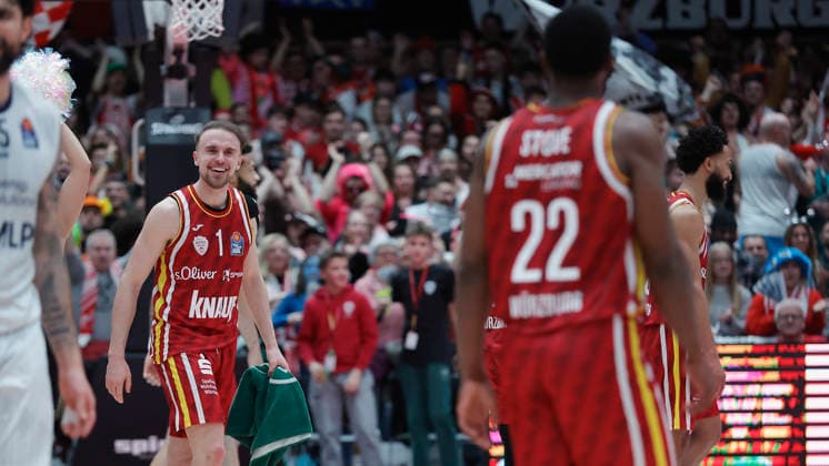In the picture from left Lukas Herzog Wuerzburg Baskets, 1 smiles to Johnathan Stove Wuerzburg Baskets, 22 13 02 2026, Fitness First Wuerzburg Baskets vs MLP Academics Heidelberg, easyCredit BBL, Matchday 20, Germany, 97072, tectake Arena Wuerzburg, Copyright: HMBxMedia xJulienxBecker