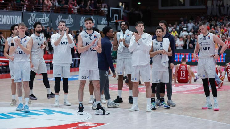 In the picture The MLP Academics Heidelberg team thanks its fans for their support 13 02 2026, Fitness First Wuerzburg Baskets vs MLP Academics Heidelberg, easyCredit BBL, Matchday 20, Germany, 97072, tectake Arena Wuerzburg, Copyright: HMBxMedia xJulienxBecker