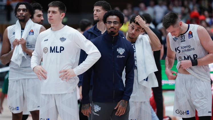 In the picture from left Dusan Neskovic MLP Academics Heidelberg, 7 and the injured Michael Weathers MLP Academics Heidelberg, 20 after the end of the game 13 02 2026, Fitness First Wuerzburg Baskets vs MLP Academics Heidelberg, easyCredit BBL, Matchday 20, Germany, 97072, tectake Arena Wuerzburg, Copyright: HMBxMedia xJulienxBecker