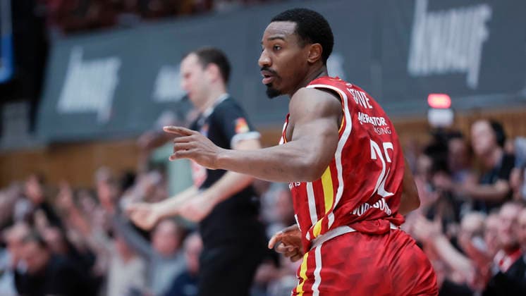 In the picture Johnathan Stove Wuerzburg Baskets, 22 points after his three-pointer towards his teammates 13 02 2026, Fitness First Wuerzburg Baskets vs MLP Academics Heidelberg, easyCredit BBL, Matchday 20, Germany, 97072, tectake Arena Wuerzburg, Copyright: HMBxMedia xJulienxBecker