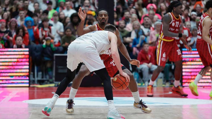 In the picture from left Ryan Mikesell MLP Academics Heidelberg, 33 against Johnathan Stove Wuerzburg Baskets, 22 13 02 2026, Fitness First Wuerzburg Baskets vs MLP Academics Heidelberg, easyCredit BBL, Matchday 20, Germany, 97072, tectake Arena Wuerzburg, Copyright: HMBxMedia xJulienxBecker