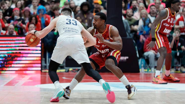 In the picture from left Ryan Mikesell MLP Academics Heidelberg, 33 against Johnathan Stove Wuerzburg Baskets, 22 13 02 2026, Fitness First Wuerzburg Baskets vs MLP Academics Heidelberg, easyCredit BBL, Matchday 20, Germany, 97072, tectake Arena Wuerzburg, Copyright: HMBxMedia xJulienxBecker