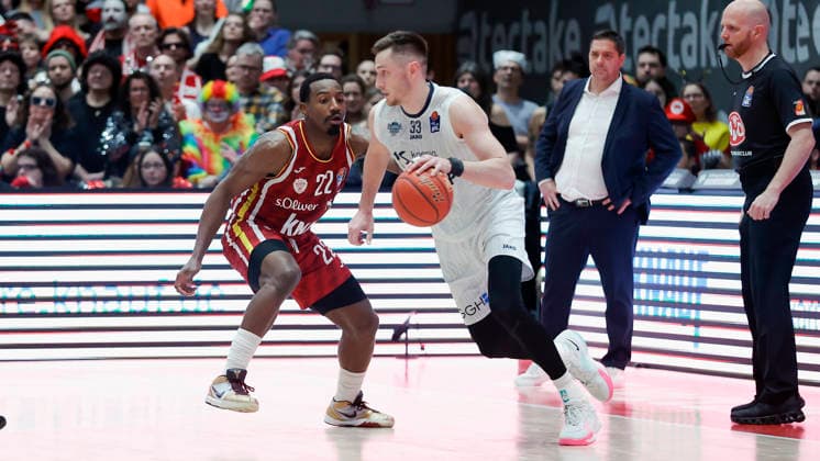 In the picture from left Johnathan Stove Wuerzburg Baskets, 22 against Ryan Mikesell MLP Academics Heidelberg, 33 13 02 2026, Fitness First Wuerzburg Baskets vs MLP Academics Heidelberg, easyCredit BBL, Matchday 20, Germany, 97072, tectake Arena Wuerzburg, Copyright: HMBxMedia xJulienxBecker