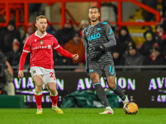 Wrexham v Ipswich Town Emirates FA Cup Lewis O?Brien of Wrexham and Jens Cajuste of Ipswich Town during the Emirates FA Cup Fourth Round match at the STÅ?K Racecourse, Wrexham 13 02 2026 UK Newspapers OUT Copyright: xKarlxVallantinex FIL-22976-0019