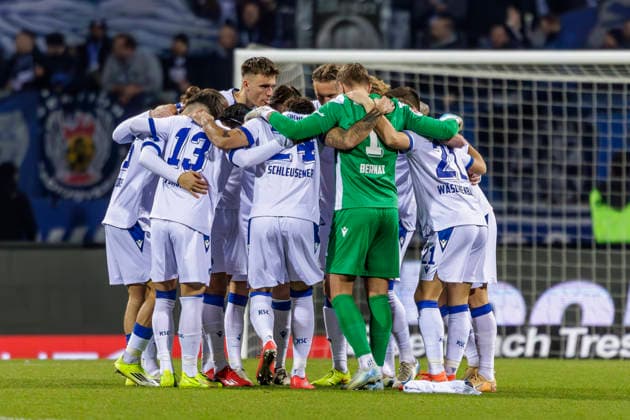 Nuremberg, Germany 13 February 2026 2 Liga 2025 2026 1 FC Nürnberg vs Karlsruher SC In the picture The KSC players form a team circle to close ranks DFL regulations prohibit any use of photographs as image sequences and or quasi video Max Morlock Stadion Bayern Copyright: xFotostandx xSchäferx