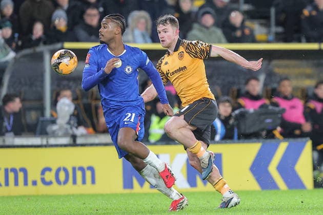 Hull City v Chelsea Emirates FA Cup Jorrel Hato of Chelsea and Joe Gelhardt of Hull City challenge for the ball during the Emirates FA Cup Fourth Round match at the MKM Stadium, Hull 13 02 2026 UK Newspapers OUT Copyright: xDavidxGreavesx FIL-22964-0046