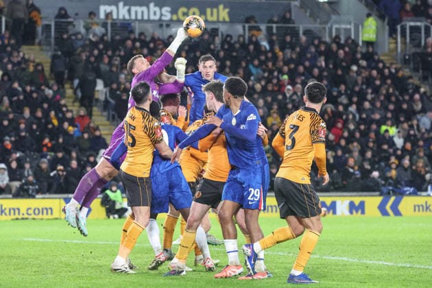 Hull City v Chelsea Emirates FA Cup Dillon Phillips of Hull City gets up to punch the ball clear during the Emirates FA Cup Fourth Round match at the MKM Stadium, Hull 13 02 2026 UK Newspapers OUT Copyright: xDavidxGreavesx FIL-22964-0069