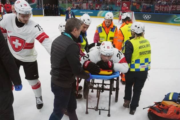 Sport Bilder des Tages February 13, 2026, Milan, ITALY: Switzerland s Kevin Fiala (21) is tended to after an injury against Canada during the third period of a preliminary round men s hockey game at the 2026 Winter Olympics, in Milan, on Friday, Feb. 13, 2026. Canada News - February 13, 2026  - ZUMAc35_ 20260213_zaf_c35_128 Copyright: xDarrylxDyckx
