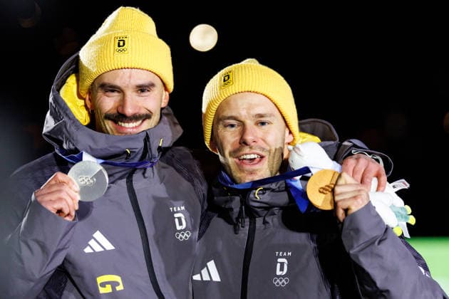 Sport Bilder des Tages OLYMPICS - Winter Olympic Games, Olympische Spiele, Olympia, OS Milano Cortina 2026 CORTINA D AMPEZZO,ITALY,13.FEB.26 - OLYMPICS, SKELETON - Winter Olympic Games Milano Cortina 2026, heat 3 and 4, men the rejoicing of Axel Jungk (GER) and Christopher Grotheer (GER). Keywords: medal.  GEPAxpictures xMaticxKlansek