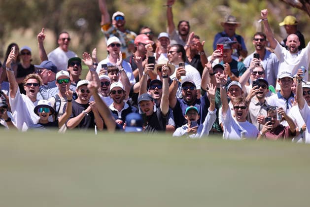LIV GOLF ADELAIDE, Crowds reaction to Bryson DeChambeau of the Crushers GC chipping in during Round 3 of the LIV Golf Adelaide at The Grange Golf Club in Adelaide, Saturday, February 14, 2026. ( NO ARCHIVING, EDITORIAL USE ONLY ADELAIDE SA AUSTRALIA  Copyright: xMATTxTURNERx 20260214150097934910