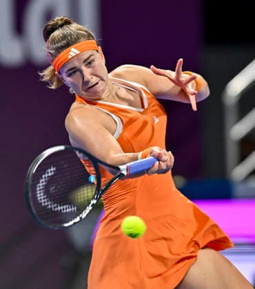 Sport Bilder des Tages February 13, 2026, Doha, Qatar: Karolina Muchova of the Czech Republic plays against Maria Sakkari of Greece ( not in view) during their women s singles semifinal match at the WTA, Tennis Damen Qatar TotalEnergies Open 2026 tennis tournament at the Khalifa International Tennis Complex. Karolina Muchova won against Maria Sakkari 3-6,6-4,6-1. WTA Qatar TotalEnergies Open 2026-Semifinal In Doha - 13 Feb 2026  - ZUMAs197 20260213_aaa_s197_644 Copyright: xNoushadxVariyattiyakkalx