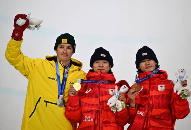 (260214) -- LIVIGNO, Feb. 14, 2026 -- Gold medalist Totsuka Yuto (C) of Japan, silver medalist Scotty James (L) of Australia and bronze medalist Yamada Ryusei of Japan pose during the awarding ceremony of the men s snowboard halfpipe at the Milan-Cortina 2026 Olympic Winter games, Winterspiele,Spiele, Summer games in Livigno, Italy, Feb. 13, 2026. ) (MICO2026)ITALY-LIVIGNO-OLYMPIC WINTER GAMES-MEN S SNOWBOARD HALFPIPE-FINAL ZhangxHongxiang 