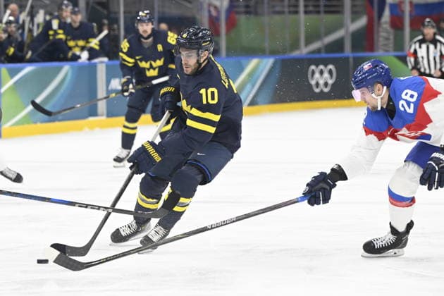 MILANO, ITALIEN 20260214 Sveriges Alexander Wennberg (10) jagas av Slovakiens Martin Gernat (28) under ishockeymatchen i grupp B mellan Sverige och Slovakien i Santagiulia Arena under OS i Milano. *** Bilden ingar i SPORTPAKET. För övriga BETALBILD *** MILANO ITALIEN x10070x *** MILANO, ITALY 20260214 Swedens Alexander Wennberg 10 is chased by Slovakias Martin Gernat 28 during the Group B ice hockey match between Sweden and Slovakia at the Santagiulia Arena during the Milan Olympics Picture in SPORTPAKET For others PAYPICTURE MILANO ITALY x10070x  Copyright: xJessicaxGow TTx OS 2026 ISHOCKEY SVERIGE-SLOVAKIEN