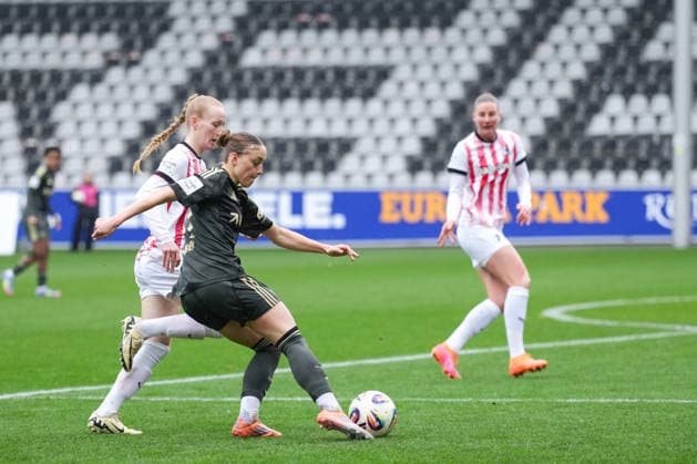 Google Pixel Womens Bundesliga SC Freiburg vs 1 FC Union Berlin, 14 02 2026 duel between Lia Kamber 1 FC Union Berlin, 41 and Meret Felde SC Freiburg, 4 Google Pixel Womens Bundesliga SC Freiburg vs 1 FC Union Berlin, Dreisamstadion, 14 02 2026 DFB DFL REGULATIONS PROHIBIT ANY USE OF PHOTOGRAPHS AS IMAGE SEQUENCES AND OR QUASI VIDEO Copyright: xBEAUTIFULxSPORTS Boscox