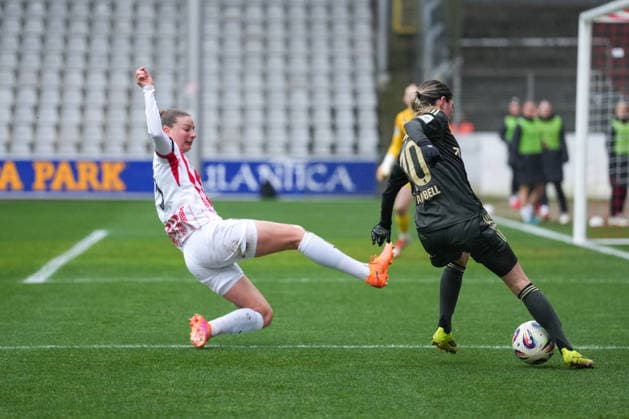 Google Pixel Womens Bundesliga SC Freiburg vs 1 FC Union Berlin, 14 02 2026 Dina Orschmann 1 FC Union Berlin, 11 in duel with Julia Stierli SC Freiburg, 5 , who slips past Google Pixel Womens Bundesliga SC Freiburg vs 1 FC Union Berlin, Dreisamstadion, 14 02 2026 DFB DFL REGULATIONS PROHIBIT ANY USE OF PHOTOGRAPHS AS IMAGE SEQUENCES AND OR QUASI VIDEO Copyright: xBEAUTIFULxSPORTS Boscox