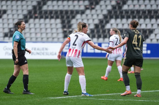 Google Pixel Womens Bundesliga SC Freiburg vs 1 FC Union Berlin, 14 02 2026 Lisa Karl SC Freiburg, 2 apologizing to Lia Kamber 1 FC Union Berlin, 41 apologizing to Annika Kost referee Google Pixel Womens Bundesliga SC Freiburg vs 1 FC Union Berlin, Dreisamstadion, 14 02 2026 DFB DFL REGULATIONS PROHIBIT ANY USE OF PHOTOGRAPHS AS IMAGE SEQUENCES AND OR QUASI VIDEO Copyright: xBEAUTIFULxSPORTS Boscox