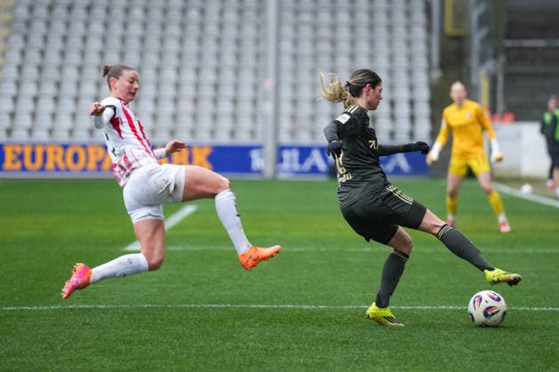Google Pixel Womens Bundesliga SC Freiburg vs 1 FC Union Berlin, 14 02 2026 Dina Orschmann 1 FC Union Berlin, 11 in duel with Julia Stierli SC Freiburg, 5 , who slips past Google Pixel Womens Bundesliga SC Freiburg vs 1 FC Union Berlin, Dreisamstadion, 14 02 2026 DFB DFL REGULATIONS PROHIBIT ANY USE OF PHOTOGRAPHS AS IMAGE SEQUENCES AND OR QUASI VIDEO Copyright: xBEAUTIFULxSPORTS Boscox