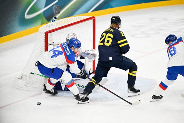 Winter Olympics - Men s Ice hockey, Eishockey - Sweden v Slovakia Peter Ceresnak 14 of Team Slovakia and Rickard Rakell 67 of Team Sweden during the men s ice hockey game between Sweden and Slovakia during the 2026 Winter Olympics on February 14, 2026 in Milan, Italy. Photo by JMP ABACAPRESS.COM Milan Italy  Copyright: xJMP ABACAx